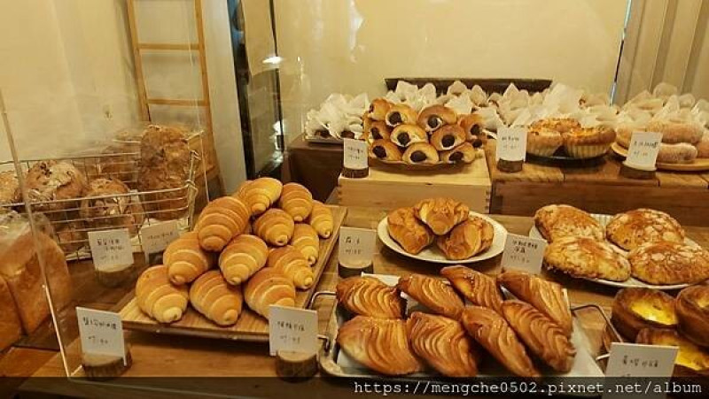 小鹿家麵包-台南住宅區隱藏版麵包推薦，還沒營業就開始排隊的超人氣麵包店