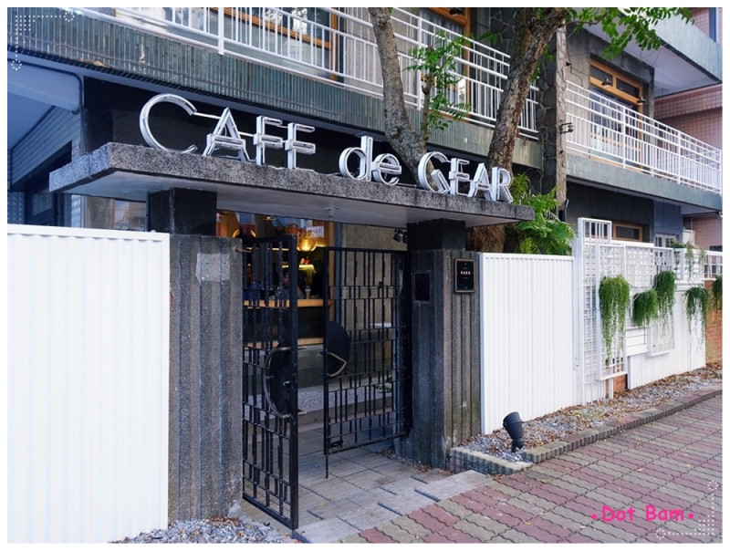 【CAFE de Gear ⋈ 台北市中正區 捷運中正紀念堂】寧波東街上白色老宅咖啡廳，推開充滿歲月痕跡的大鐵門享受午後餐點時光
