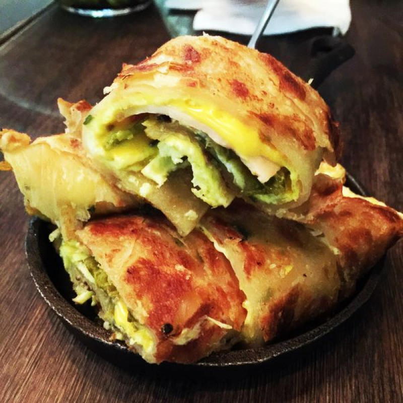 [台北士林美食] GURU HOUSE酥脆鐵鍋蛋餅 同時擁有早午餐與酒吧的特殊餐廳