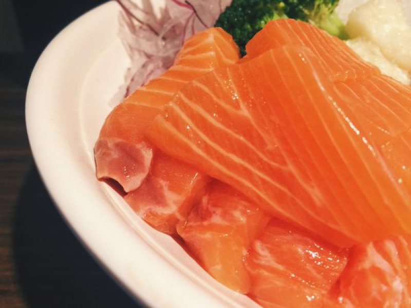 台北公館/靜壽司/平價日式料理/一碗吃到新鮮鮭魚和炙燒鮭魚/鋪滿整碗飯的生魚片200元有找