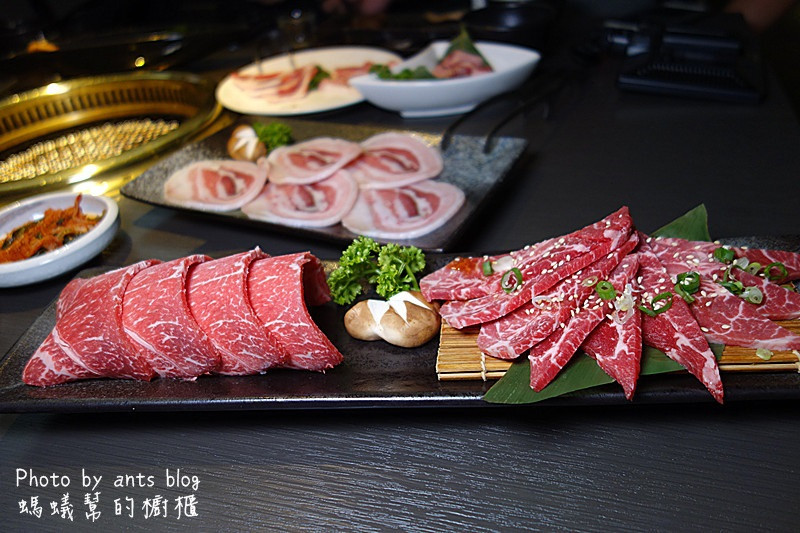 肉肉燒肉|超豪華三人套餐，10種新鮮肉品搭配超滿足！日本進口燒烤專用陶瓷碳爐，台中美味燒肉推薦。
