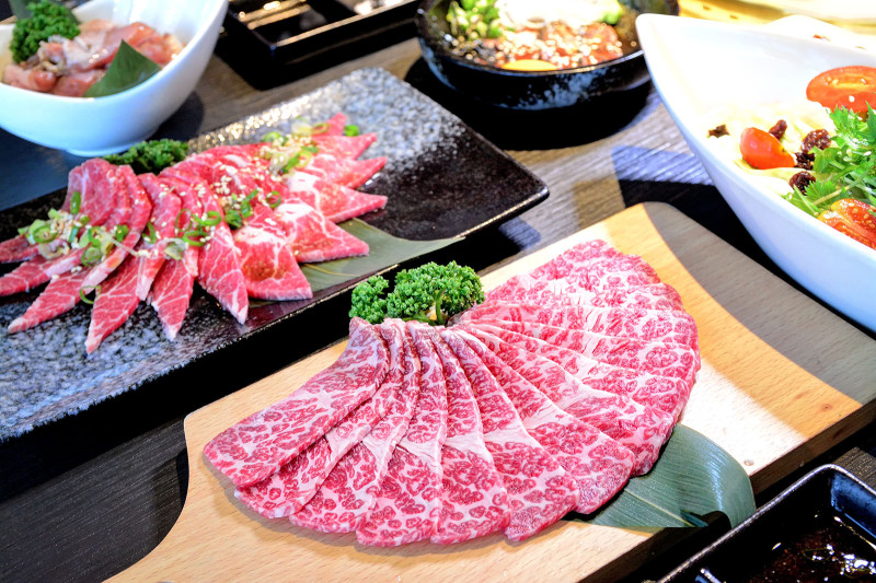NIKUNIKU 台中肉肉燒肉 : 大快朵頤開心吃肉!
