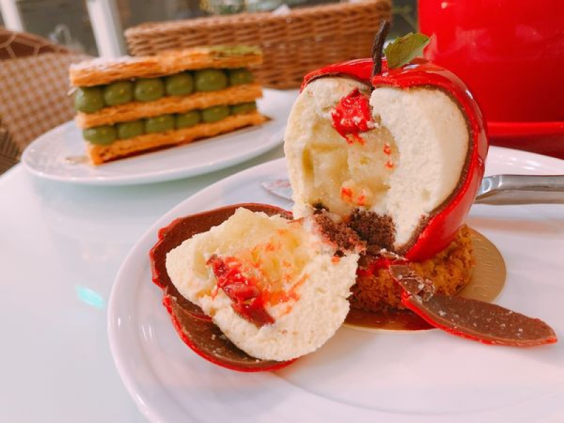 桃園✿小初心法式甜點✿超多層次的"紅蘋果"~ 巧克力包裹巧克力蛋糕與青蘋果慕斯再加點蘋果丁!