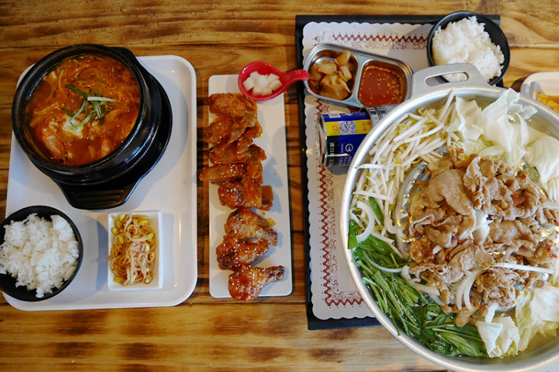 「飽食⁂高雄新興」大月韓食創意料理，從午餐一路吃到宵夜場的韓式料理，這裡免排隊就有袋裝飲料
