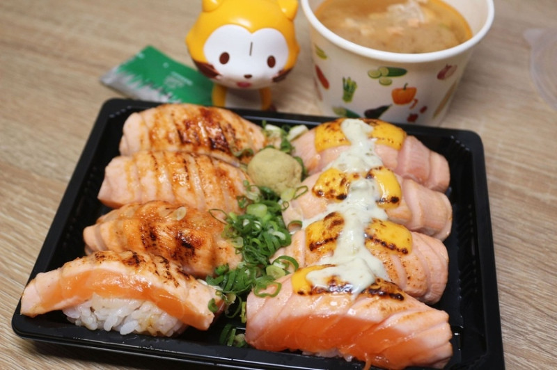 【台南壽司餐盒】鮨次郎壽司推出優惠防疫壽司餐盒  炙燒焦糖與塔塔起司鮭魚  還有干貝、海膽等鮮甜品項