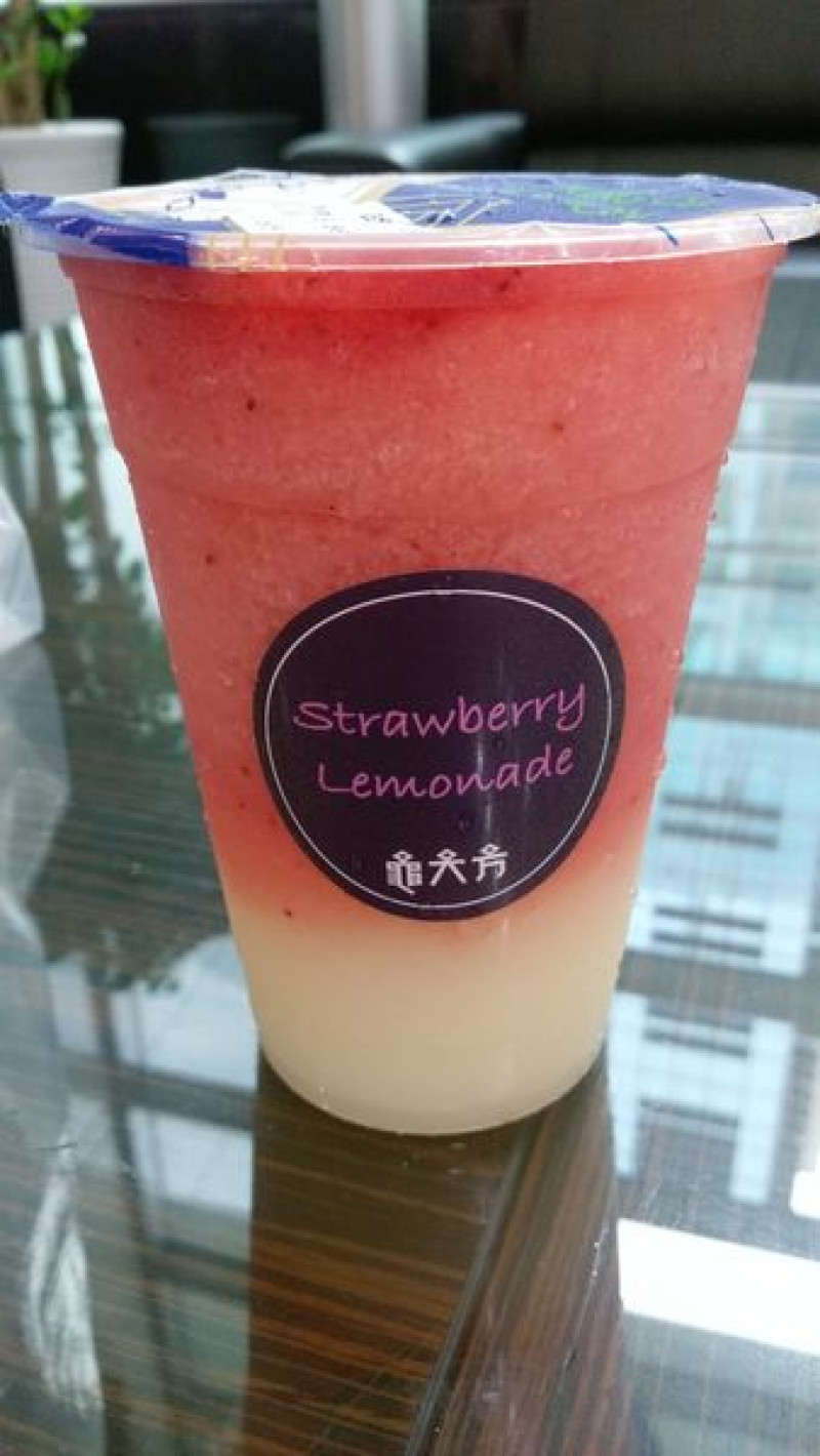 [食記]龜大方～草莓檸檬、晶鑽鳳梨檸檬、台灣原片茶葉 新品上市