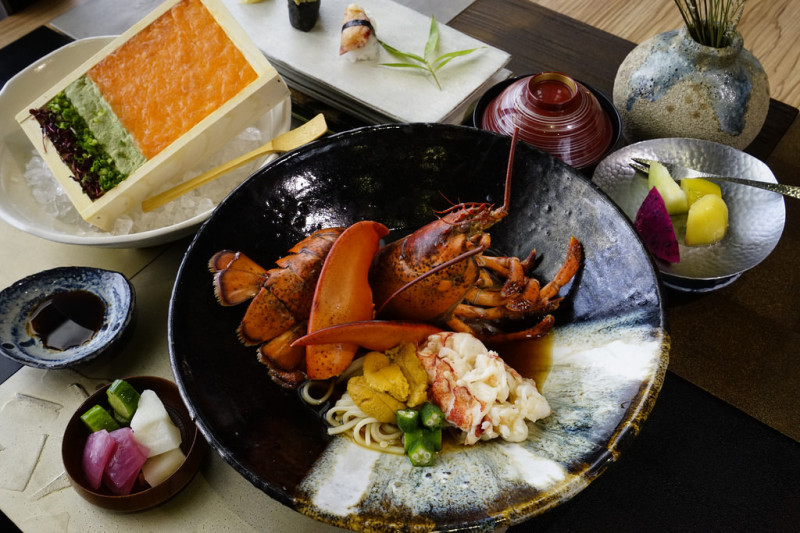 龍蝦海膽冷麵--暑假限定、酷夏小確幸，現代幾何鮭魚生、龍蝦螫握、龍蝦握、漬物、甘果完整幸福套餐--真月日本料理餐