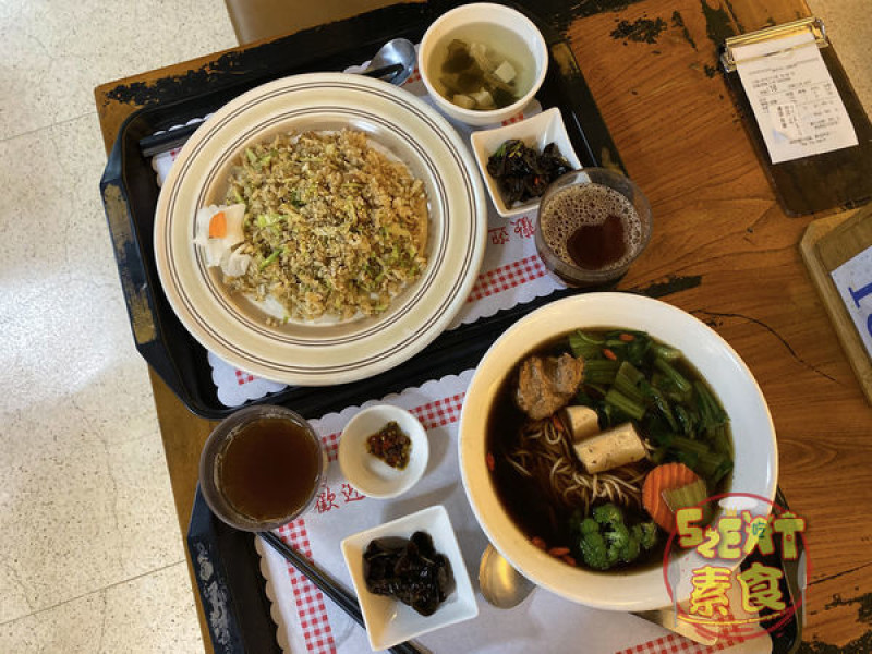 台中南屯素蔬食》滴水坊菜單價位大公開！隱藏佛寺中讓你身心靈放鬆的蔬食餐廳~台中必吃在地美食小吃餐廳推薦。