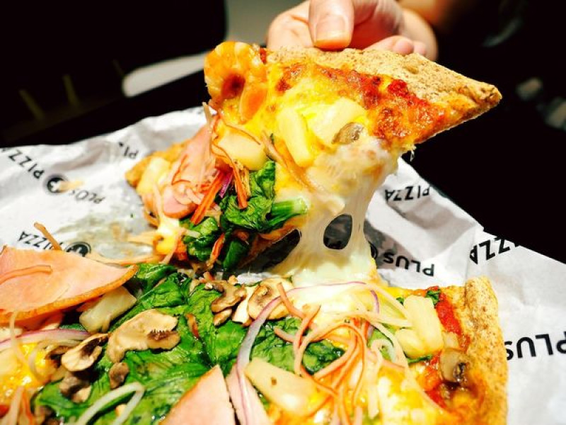 Plus Pizza||自己披薩自己配！不限種類隨你搭，來配個夏威夷海陸總匯吧！燕麥餅皮好吃又健康~梁靜茹開的義式薄皮披薩/台北信義區捷運國父紀念館站