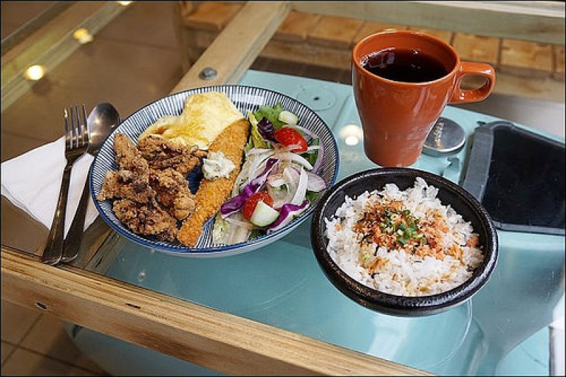 《捷運板南線/江子翠站美食》板橋早午餐新開店～1925CAFE給你居酒屋的早午餐新菜色！