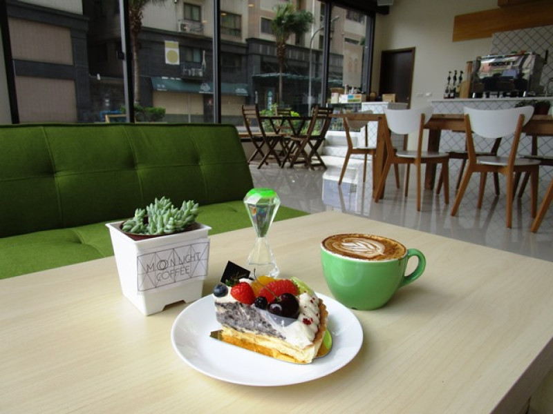 【桃園】通透明亮的北歐白屋~ Moon Light Coffee Bar 月光咖啡廳