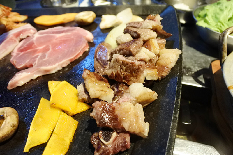 「飽食⁂高雄前金」花小豬正宗韓式烤肉店，不用自己動手烤肉的完美桌邊服務