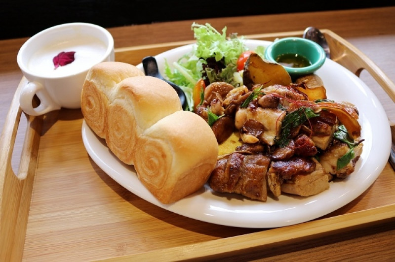 【台南美食】多一點咖啡館（台南成大館）-美味吐司早午餐&鐵板