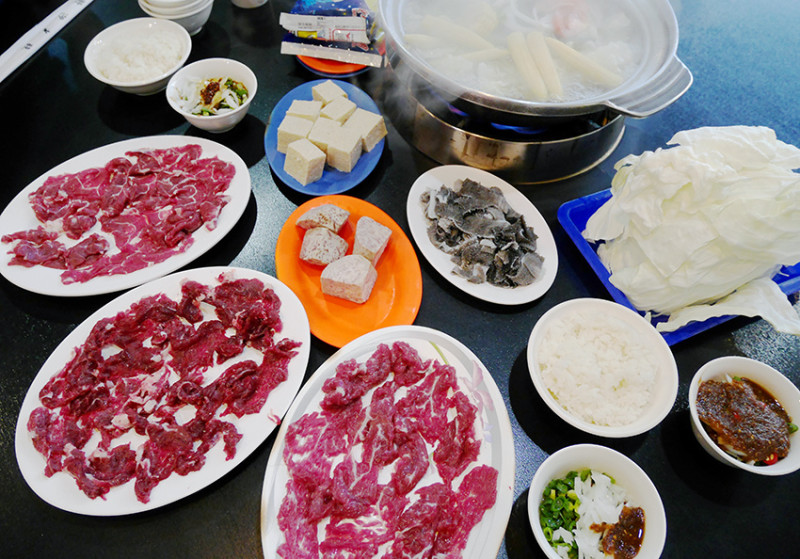 「飽食⁂台南永康」三大牛肉火鍋，食尚玩家必吃推薦，現點現切新鮮溫體牛，一人一盤才過癮