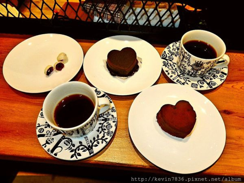 Kidult Coffee 吉多咖啡館覆盆子白巧克力球的絕妙獨特口感外,咖啡也會讓人細細品嘗好味道啊!熔岩巧克力的魅力更是讓我們著迷喔!