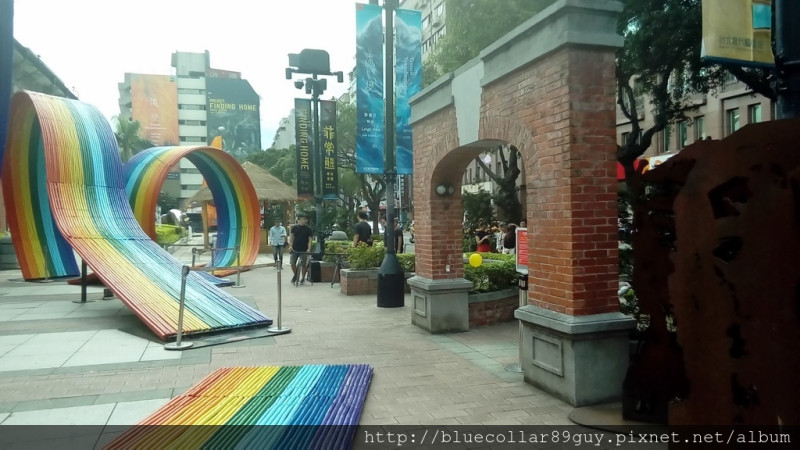 【街頭．台北♥當代藝術館】彩虹連結 Rainbow Bridges．從天而降ㄉ彩虹．大型藝術裝置