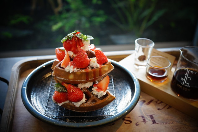 台中一中商圈咖啡廳~82mm Cafe 隱身在一中商圈的Tomica小汽車空間咖啡廳 季節限定的草莓鬆餅與手沖咖啡很有水準唷!!