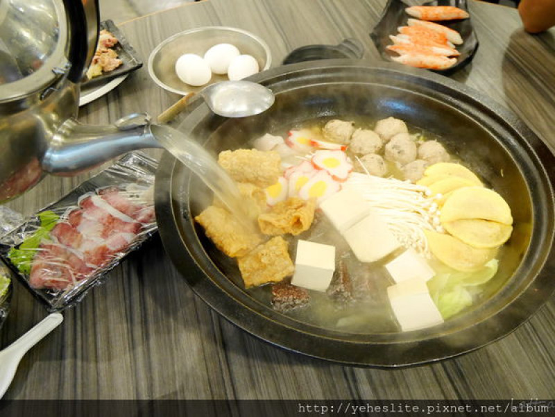 韓城石頭火鍋- 炒香的鍋底加上濃郁的高湯，構成冬天裡淡淡的暖流