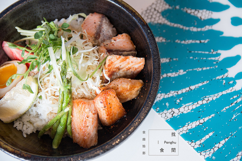 [食癮-簡餐]找食間｜菊島上的藍藍海味，好吃鮭魚蓋飯、青醬蛤蜊燉飯｜#澎湖馬公美食