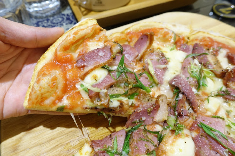 [食記] 新竹 轉角726 布洛特咖啡。在郊區綠意裡享受手工窯烤披薩Pizza!
