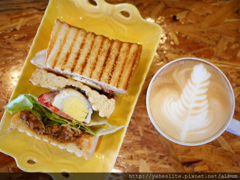 葵瑪咖啡-有著連鎖咖啡店的風格，主打咖啡、輕食有著輕鬆風格的咖啡店