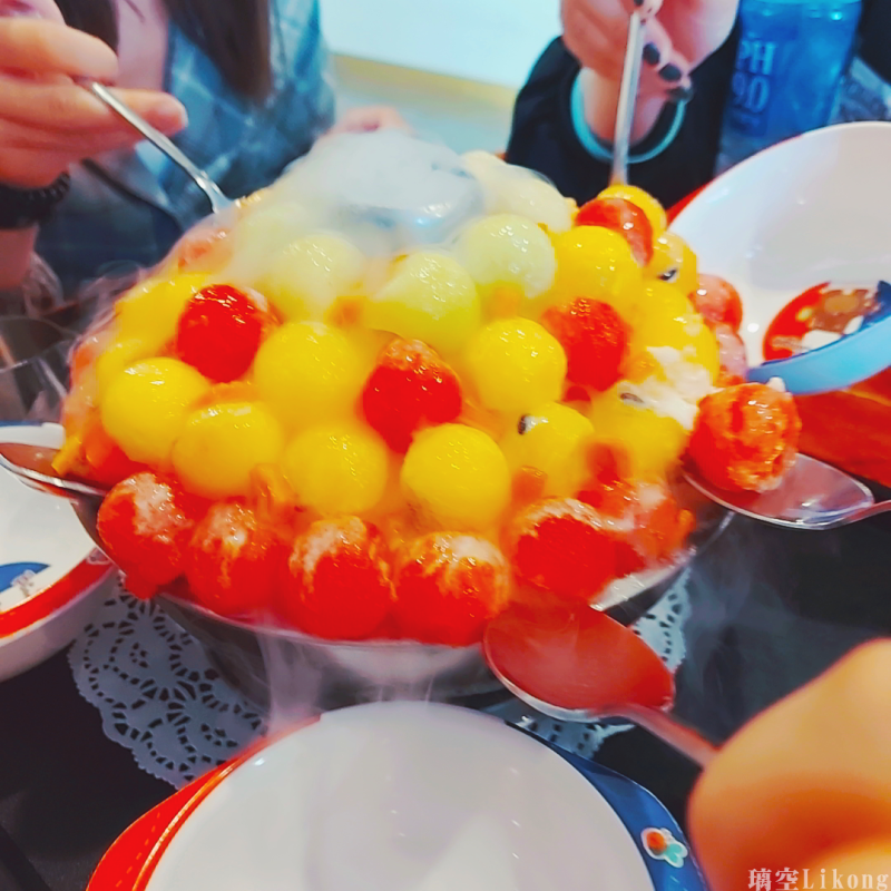【台南美食】超浮誇!會噴煙的夢幻寶石冰火山~網美甜點滿滿水果超滿足!