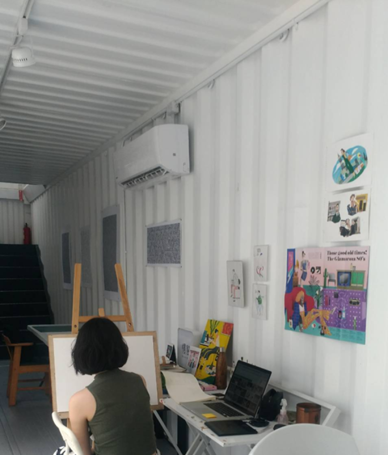 坐著就是藝術的藝術家黃湘 在Dali Art國際藝術駐村 成為櫥窗美景