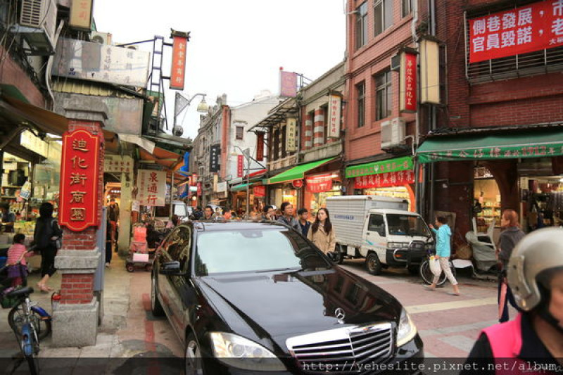台北市大同區迪化街- 拿鐵隨意漫步在迷人的迪化街市街裡感受前人的黃金歲月