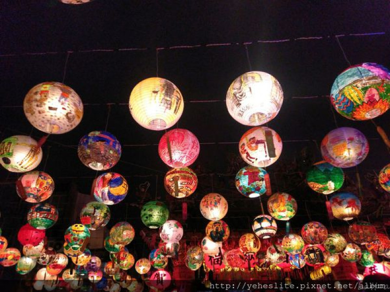 仰望夜空，星光伴著古色古香的燈籠引領旅人漫步在台南特有味道的小巷裡- 台南市普濟殿彩繪花燈展