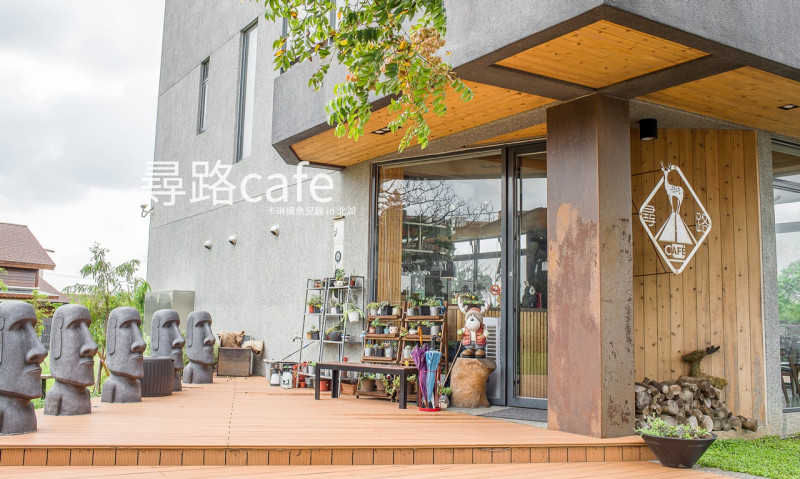 《尋路cafe》滿滿摩艾的特色咖啡店 - 卡琳。摸魚兒趣