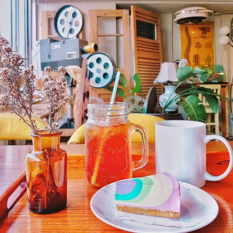 【宜蘭食記】羅東 ║ 古古日常 夢幻甜點店結合古著及二手古董家具 咖啡店氛圍 (彩虹生乳酪蛋糕 / 有機紅茶) ♥♥♥