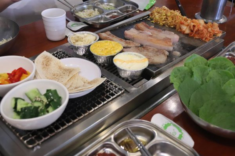 【高雄‧美食】菜豚屋 -- 來自日本的韓式生菜包肉專門店