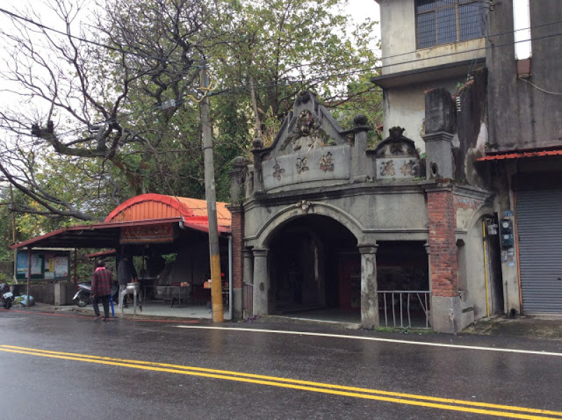 『景點』新竹竹東「曉江亭」以前是風光的候車茶亭 現在是在路邊默默的古蹟....
