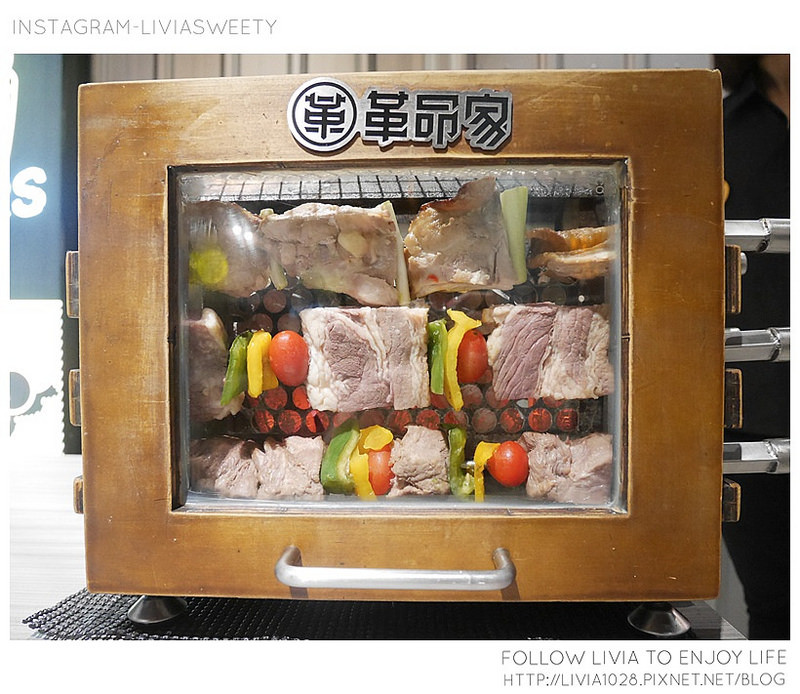 美食║台北大安區 捷運忠孝敦化 東區韓式烤肉 革命家 鐵箱烤肉 肉串串~串串肉~ ❤跟著Livia享受人生❤