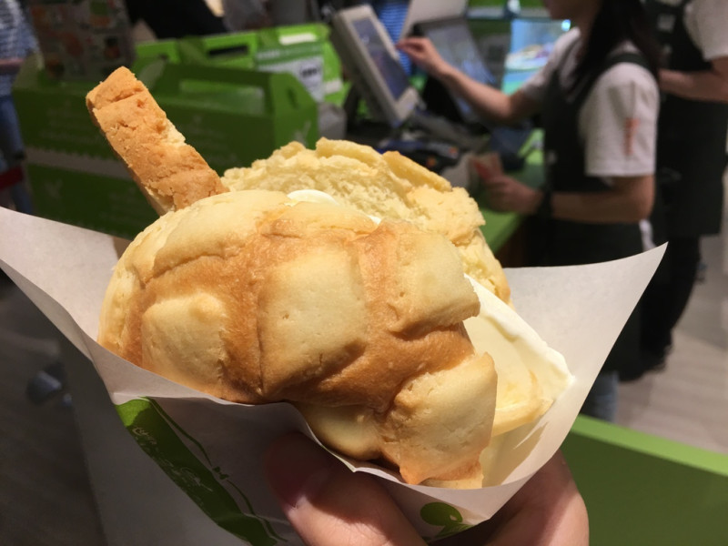 [甜點] 台南。中西區 新光三越-世界第二好吃的現烤冰淇淋菠蘿麵包