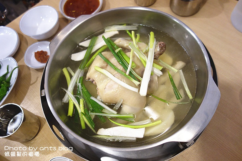 【彰化美食】孔陵一隻雞；超狂全雞燉雞湯，韓國美食風潮席捲！