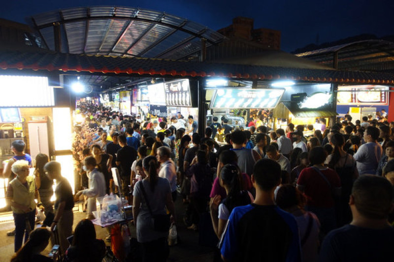 樹林興仁花園夜市-北台灣最大夜市，排隊小吃超多、好吃又好玩，不悶熱、不怕下雨，乾淨、衛生、環保的好逛夜市