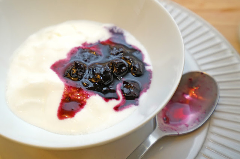 [食記] TIY優格-thinking in yogurt。使用新鮮菌株發酵的健康優格。無糖、經典優格+藍莓果漿~
