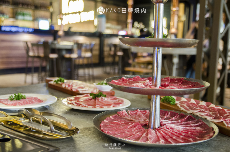 【台中美食推薦】KAKO KAKO日韓燒肉，用大理石餐桌上的玫瑰金餐具，品嘗一塊塊胭脂紅的燒肉