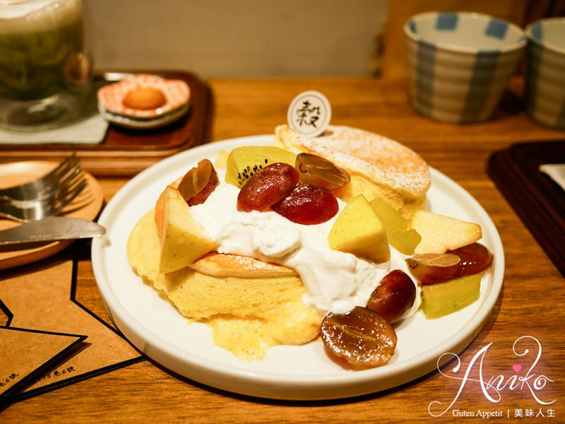 【台北美食】KoKu café 榖珈琲。療癒系甜點！彷彿雲朵般入口即化的膨厚舒芙蕾鬆餅 - ANIKO 艾妮可美味人生