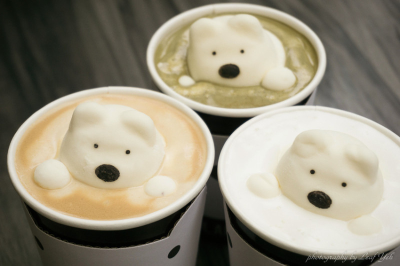北極熊泡澡在拿鐵咖啡中