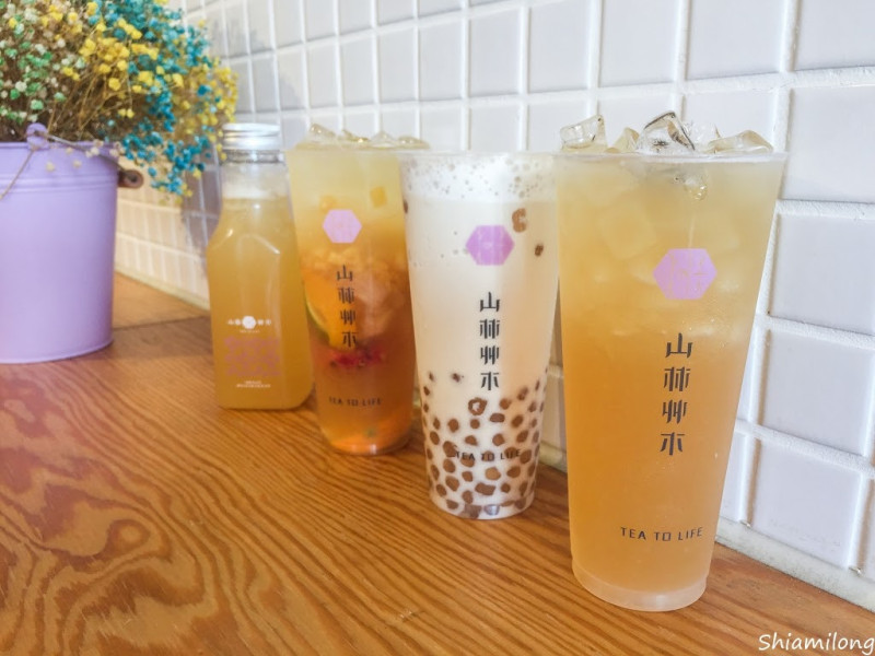 【台南】東區 ★ 山林艸木 台灣茶飲專門 - 夢幻粉紫色的水噹噹飲料店帶給你有質感的飲料