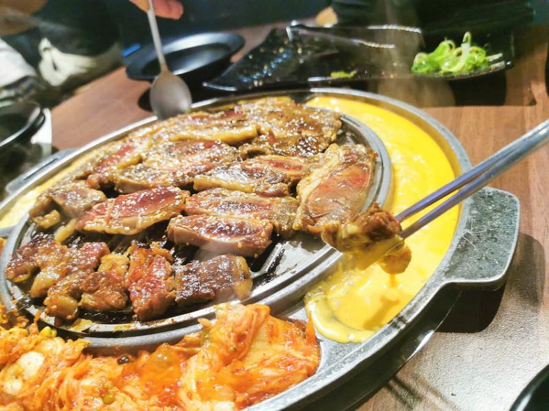 (市政府捷運站)信義區韓式燒肉-woosan韓式烤肉店,多人套餐,單點,全程桌邊服務,聚餐地點,小菜可免費續點