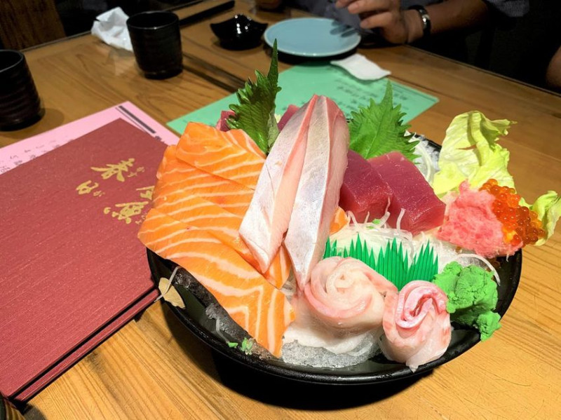 金魚日本料理，超厚切生魚片，餐點實在、老顧客最愛！
