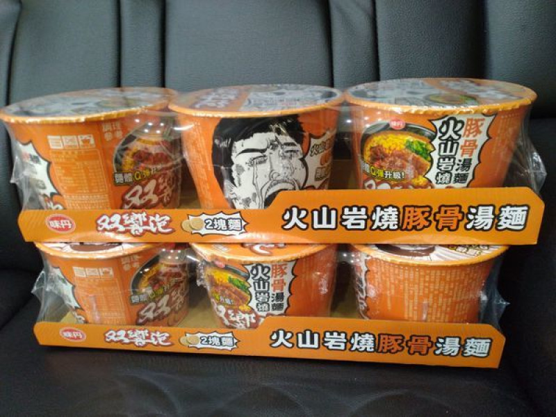 【食品開箱】味丹-雙響泡火山岩燒豚骨湯麵 - 辣版的豚骨拉麵 @東吃東吃到處吃