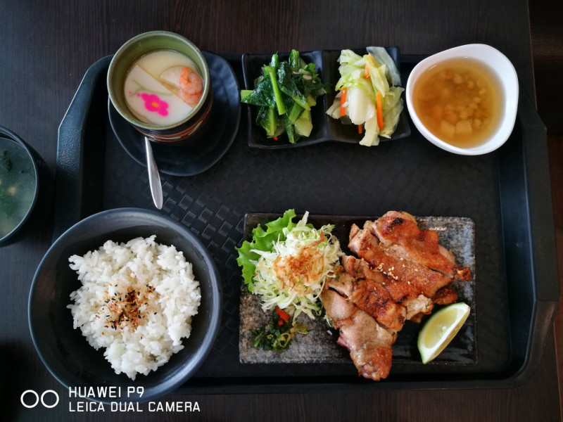 [台中] 鮮魚丼日式平價料理 180就有生魚片丼可以吃 定食類實吃不貴