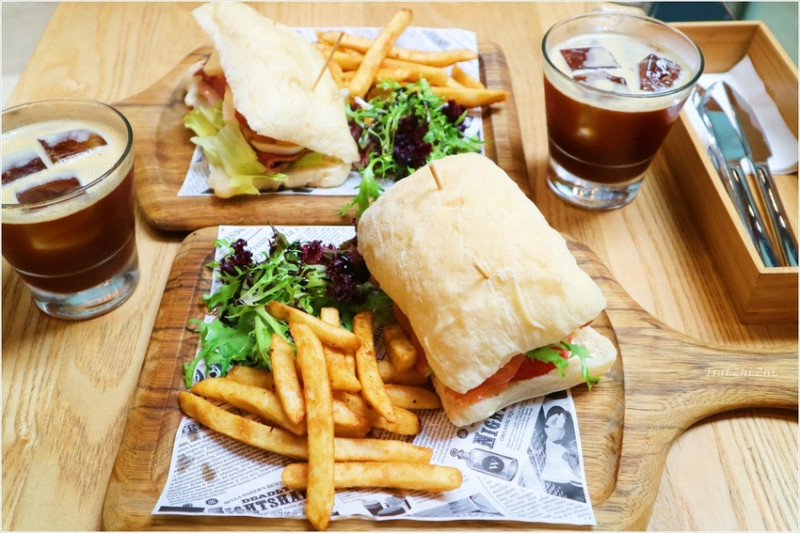 [台北大同]Moi cafe京站店|百貨公司內採光好、氣氛佳的Moi cafe|燻鮭魚乳酪起司三明治、烏拉圭奇維堡牛肉三明治