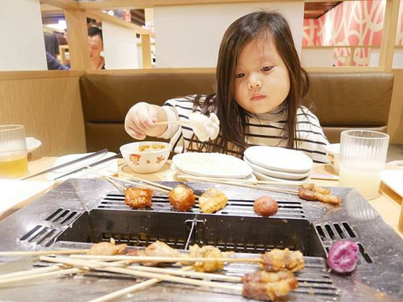台北「串家物語」小孩玩得開心、吃得開心 ♪