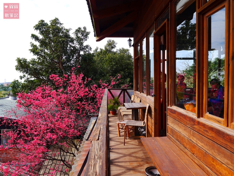 【淡水】景點・百年古厝的玻璃木屋，櫻花樹旁喝咖啡超浪漫!天元宮附近老宅文青咖啡廳 ​
