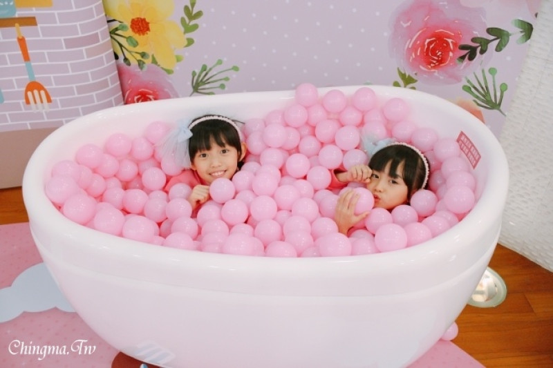粉紅泡泡球池浴缸．可愛大型甜甜圈、獨角獸泳圈～遠東百貨寶慶店一樓星巴克．期間限定的粉紅樂園！